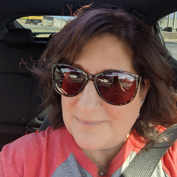 Meet your Posher, Lynn - Picture 1 of 4